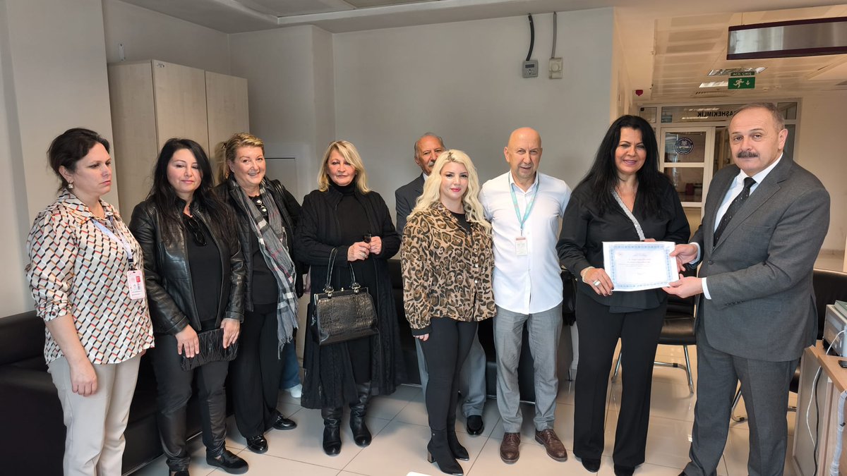 Kaymakamımız Hasan Göç, Erdek Neyyire Sıtkı Devlet Hastanesi envanterinde, vatandaşlarımızın hizmetinde kullanılmak üzere merhum oğlu Ahmet Öğrenir hayrına  bağışladığı oksijen ünitesinden dolayı hayırsever vatandaşımız Demet Öğrenir'e teşekkür belgesi takdim etti.