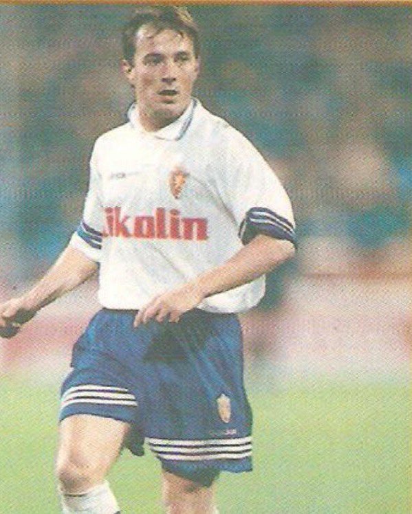 futbolretroes's tweet photo. Alberto Belsué fue mucho más que un lateral.

Era el orgullo del Real Zaragoza, uno de esos futbolistas que siempre daban la cara.
Ganó la Copa del Rey de 1994 y fue protagonista en la Recopa de Europa de 1995, aquel gol eterno de Nayim desde el cielo de París.

También vistió la camiseta de la Selección Española en la Eurocopa del 96, dejando huella por su carácter y profesionalidad.

Belsué no era marketing, era compromiso. De los que jugaban con corazón y acento aragonés.