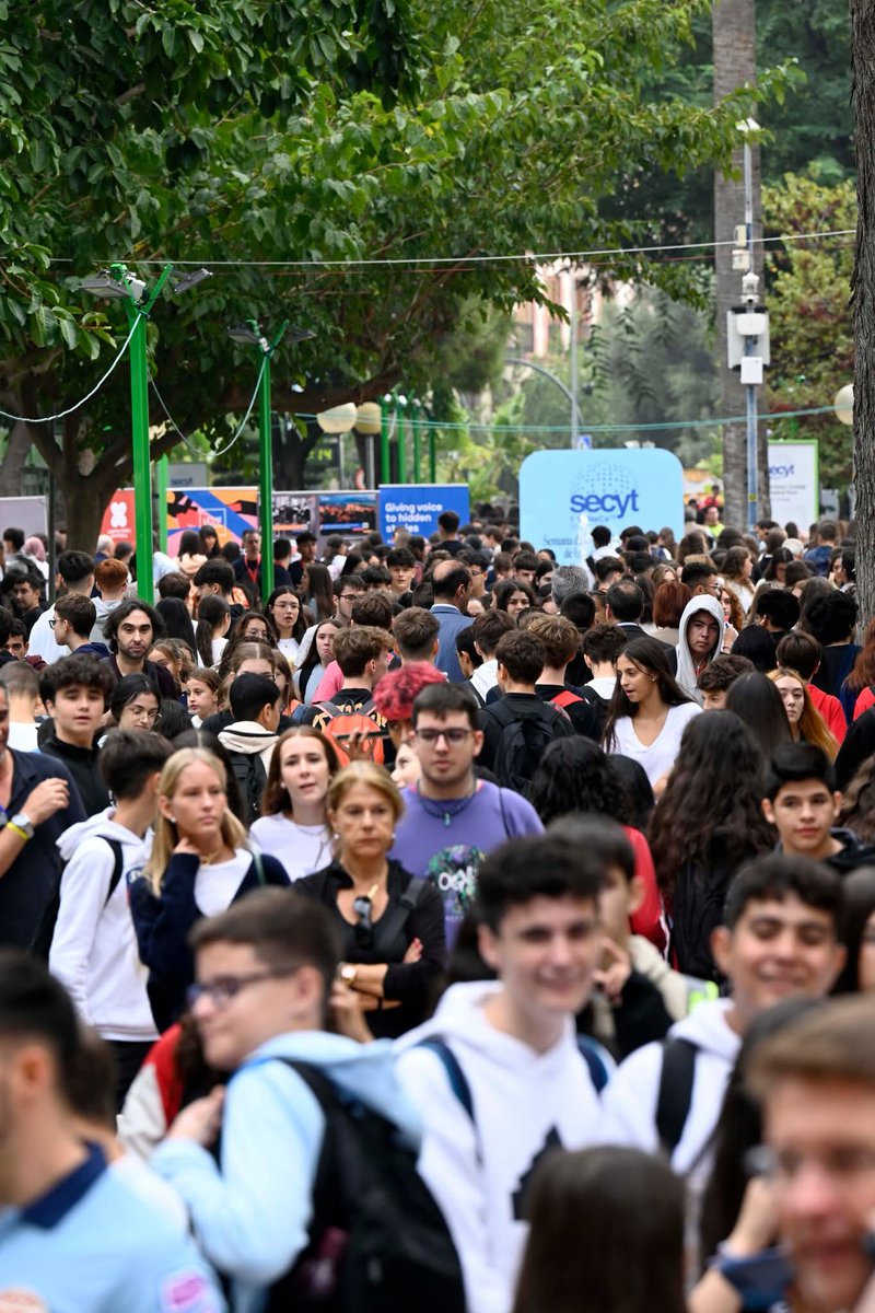 Con la cantidad de estudiantes que han ido hoy,(miles)quizás habría que valorar la posibilidad de ampliar 1día más la "Semana" de la Ciencia(en otras ciudades sí dura+). Los centros escolares solo pueden ir el viernes😥 
🙌 Estas iniciativas son más necesarias que nunca #secyt25