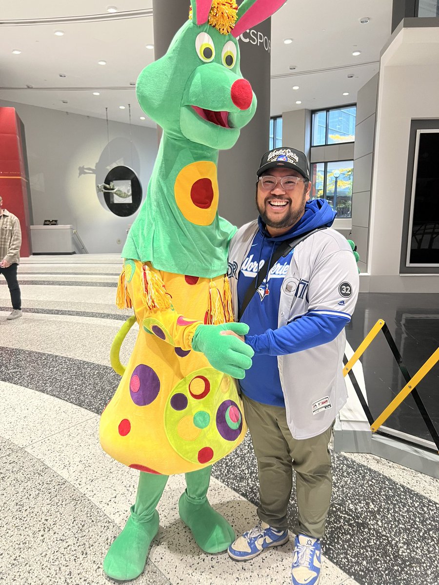 KrisReports's tweet photo. Uhmmm I just ran into this legend a few hours later https://t.co/LtawbA3F8M