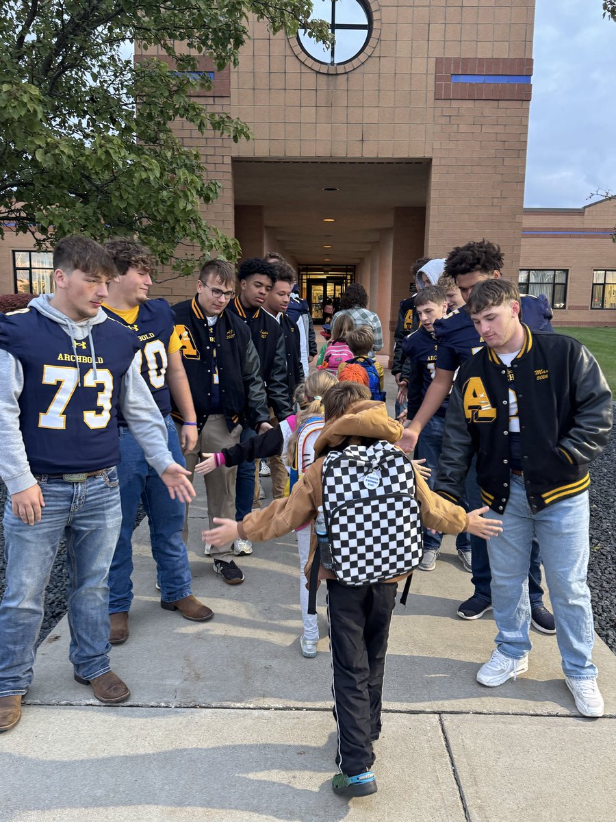 ArchboldSchool's tweet photo. Football Fridays at AES have been the absolute best!! Let’s go, Streaks! Beat the Tigers!💙🏈💛 https://t.co/wbj4jIM2C6