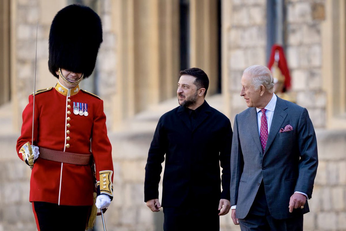 President Zelenskyy shares a smile with King Charles and Major Benedict Tracey of the Grenadier Guards at Windsor Castle today. Apparently Major Tracey asked Zelenskyy, in flawless Ukrainian, if he would like to inspect the Guard!