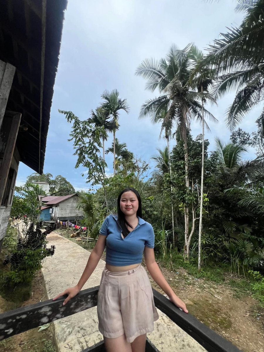 Di kampung walaupun sulit sinyal tapi betah dengan suasanany 😊♥️