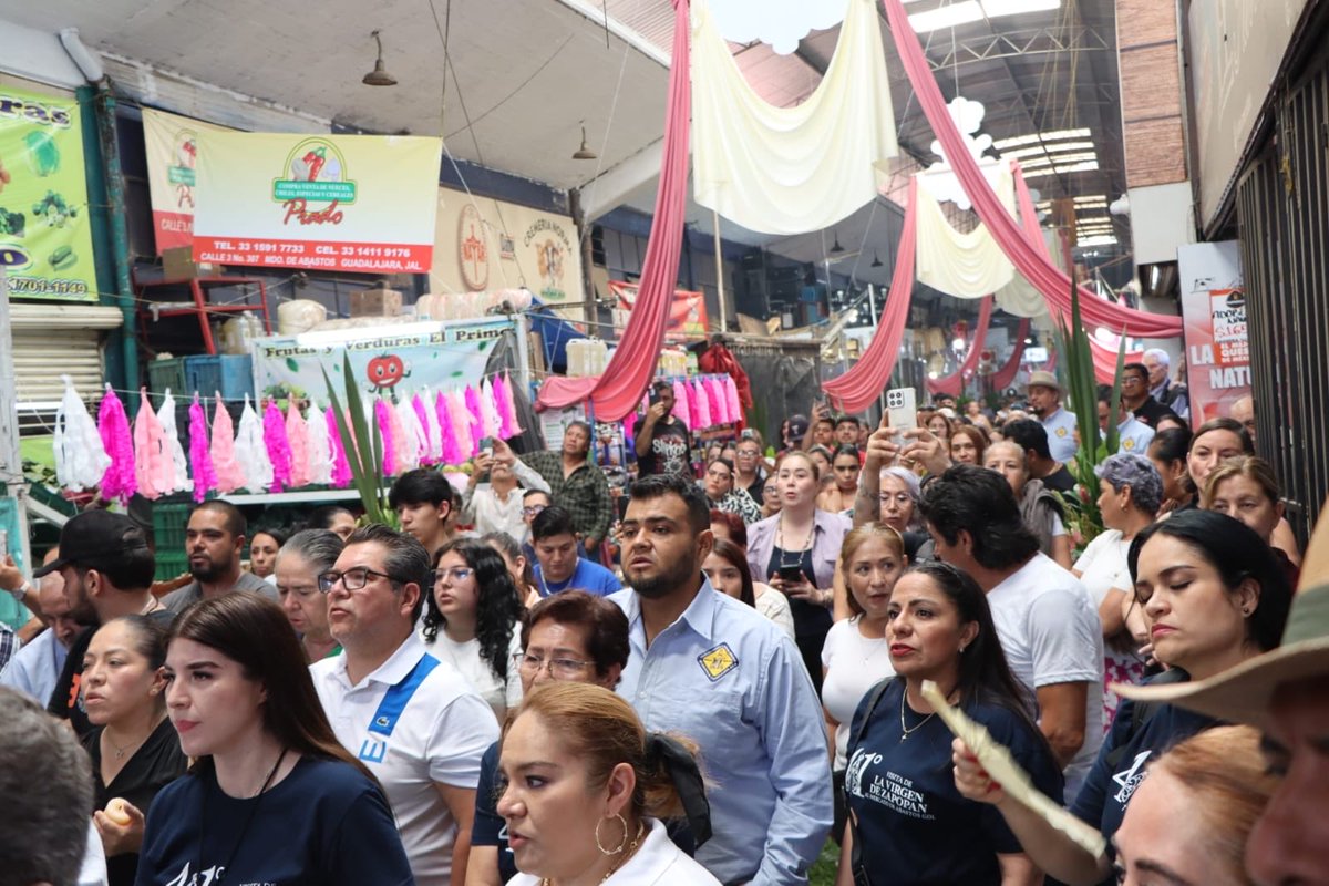 ucmabastos's tweet photo. 📢 #AlMomento: El presidente de la UCMA, Lic. Moisés Ramos Portillo, recibe a nuestra Generala en Calle 3, junto a la Guardia de Honor y el Comité Ejecutivo, representando a toda la comunidad de Abastos. #UCMA #Ucmabastos #MercadoDeAbastosGDL #VirgenDeZapopan https://t.co/54chO1BaQN
