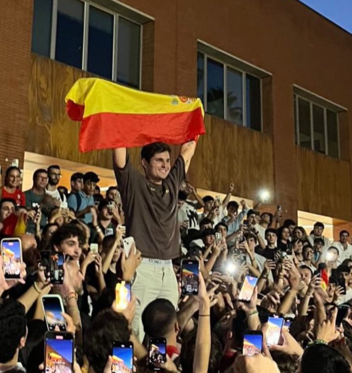 user78812001's tweet photo. Divide et impera. Divide e gaña. Non foi suficiente con alentar á xente a ir a mallar en xente que ven doutros lados (sen cartos, porque aos que teñen nin mú se lles di), seguiremos a ver a xente que seguen a idolatrar o franquismo e a censura. Puta España onte, hoxe e mañá. https://t.co/b0SwY3NP16