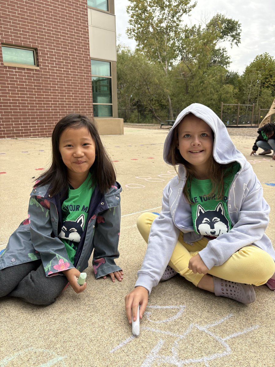 Check out our AVID buddies! These first and fourth grade #TrustyHuskies did an awesome job working together today! 🥹 #AHL_AVID <a href="/MrBlake_AHL/">Blake Bethard</a>