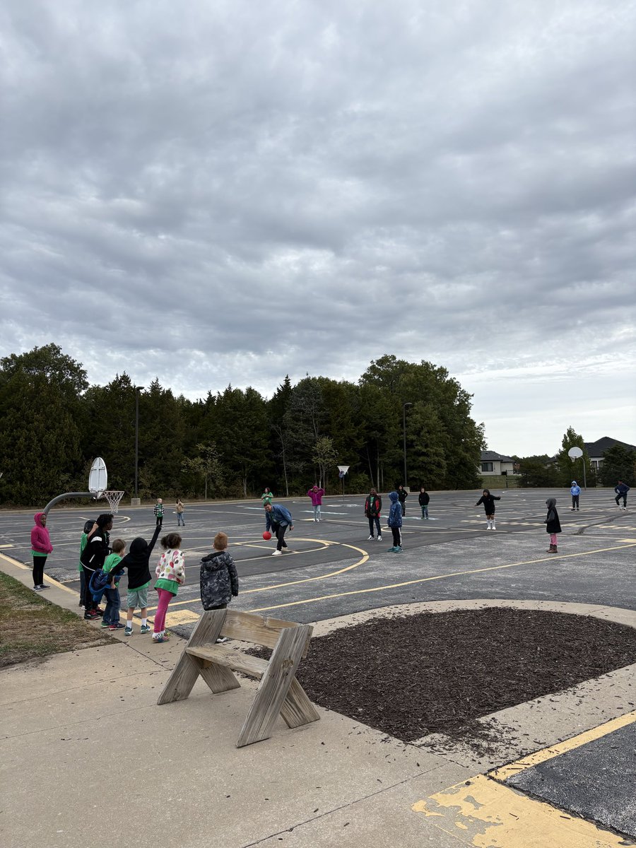 MsDormann's tweet photo. Check out our AVID buddies! These first and fourth grade #TrustyHuskies did an awesome job working together today! 🥹 #AHL_AVID @MrBlake_AHL https://t.co/WdZiJzwqH8
