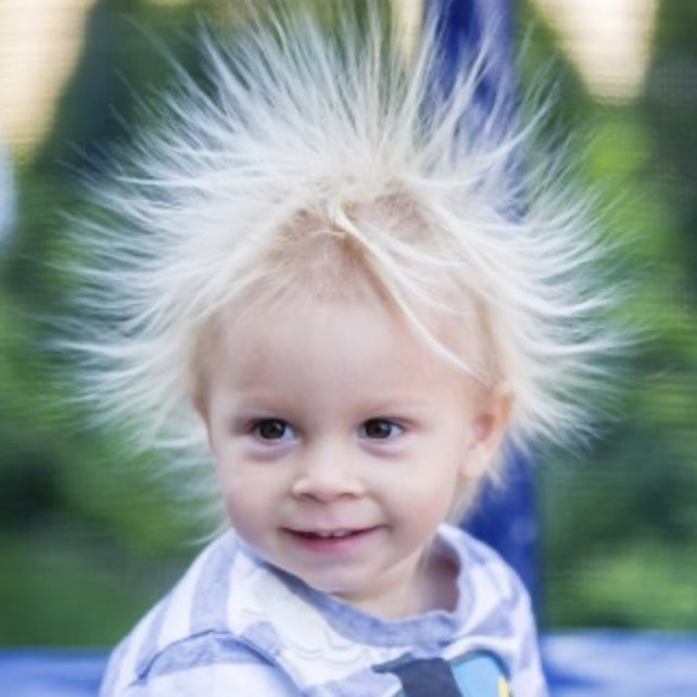 Quaterelle's tweet image. .#Atomphysik auf Kinderköpfen. 
Positiv und negativ geladene #elementarteilchen 
#particlephysics