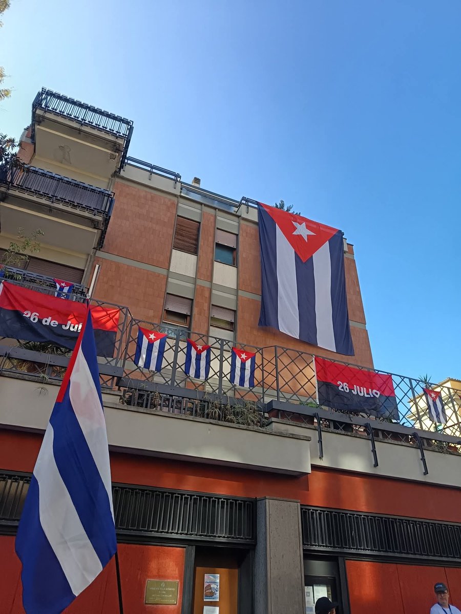 NacionyEmig's tweet photo. En Roma🇮🇹, las calles se inundaron de cubanía para inaugurar el XVII #ECRE2025 "Con todos y para el bien de todos" y el Festival #CubaVaConmigo.
Cubanos y amigos de la solidaridad marcharon para exigir el fin del bloqueo vs #Cuba y reafirmar su apoyo permanente a la Nación 🇨🇺. https://t.co/pyUujF6oof