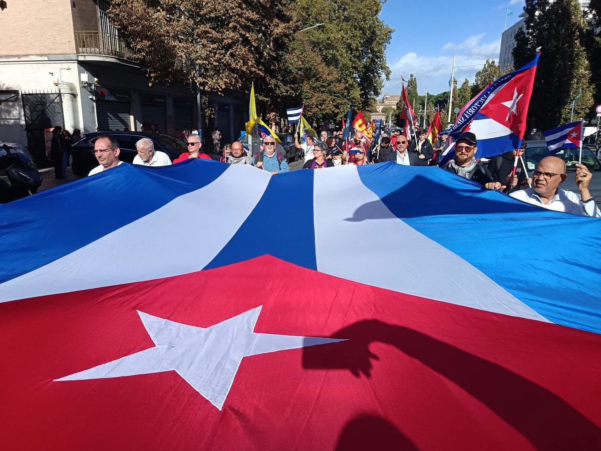 NacionyEmig's tweet photo. En Roma🇮🇹, las calles se inundaron de cubanía para inaugurar el XVII #ECRE2025 "Con todos y para el bien de todos" y el Festival #CubaVaConmigo.
Cubanos y amigos de la solidaridad marcharon para exigir el fin del bloqueo vs #Cuba y reafirmar su apoyo permanente a la Nación 🇨🇺. https://t.co/pyUujF6oof