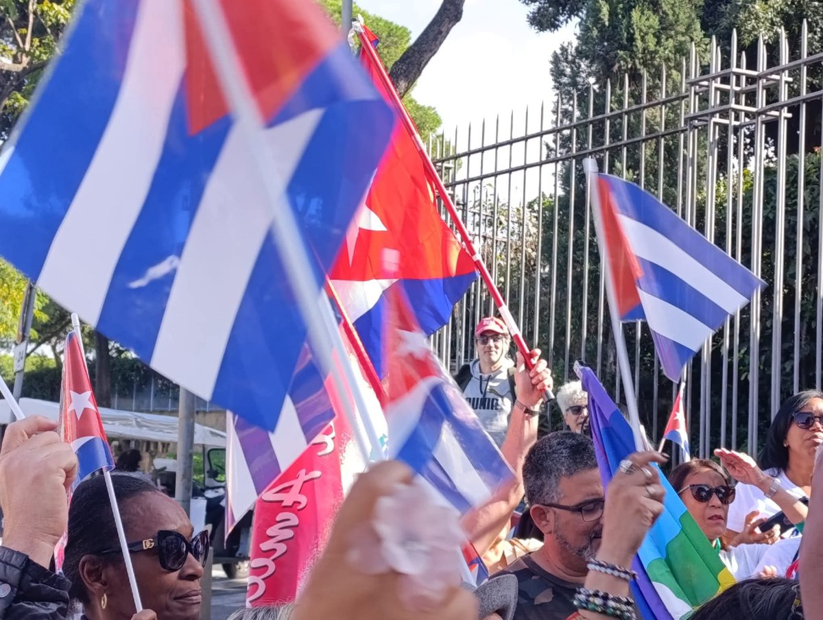 NacionyEmig's tweet photo. En Roma🇮🇹, las calles se inundaron de cubanía para inaugurar el XVII #ECRE2025 "Con todos y para el bien de todos" y el Festival #CubaVaConmigo.
Cubanos y amigos de la solidaridad marcharon para exigir el fin del bloqueo vs #Cuba y reafirmar su apoyo permanente a la Nación 🇨🇺. https://t.co/pyUujF6oof