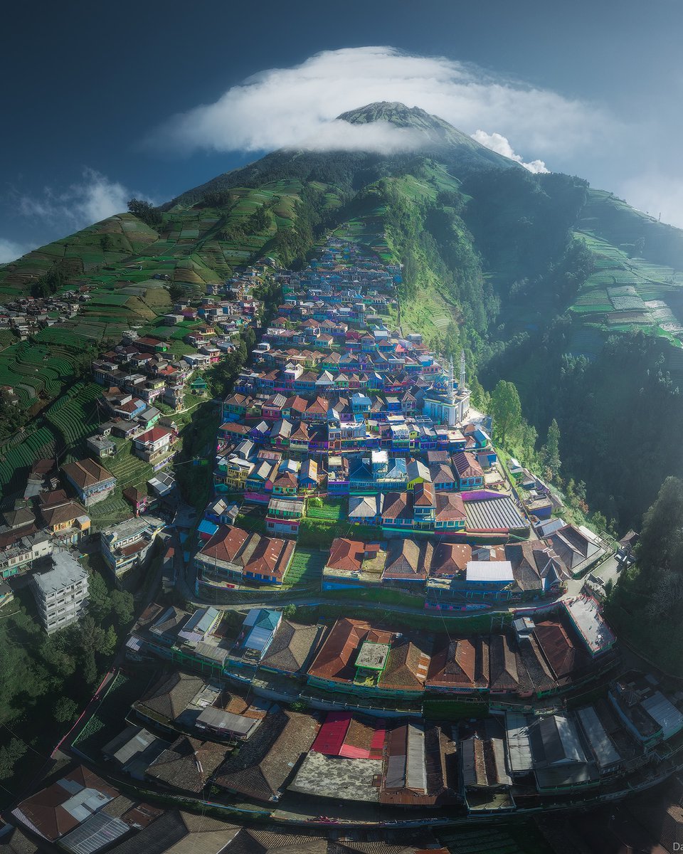 Winnie13601's tweet image. Central Java waterfalls and villages like Nepal van Java are just amazing and much less visited than Bali I think! #indonesia #java