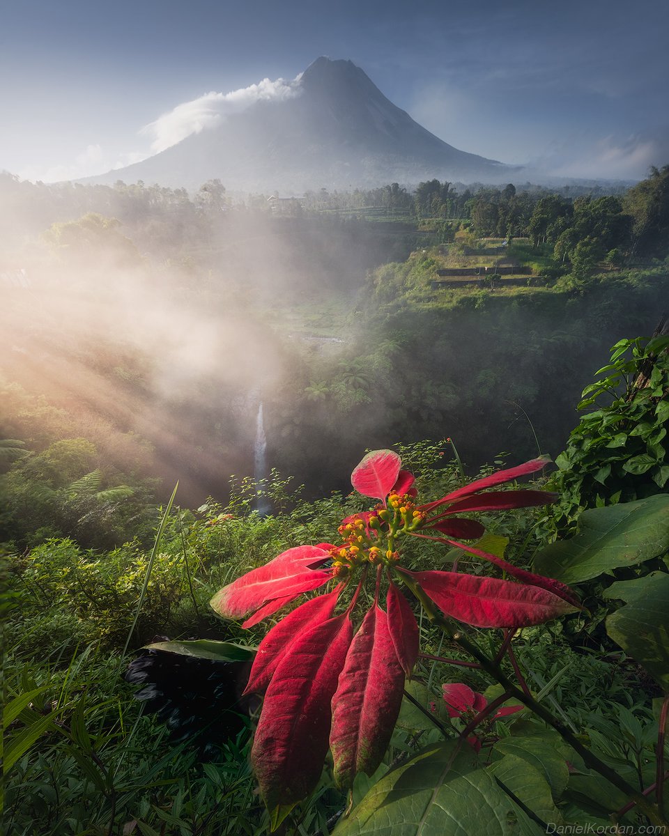 Winnie13601's tweet image. Central Java waterfalls and villages like Nepal van Java are just amazing and much less visited than Bali I think! #indonesia #java