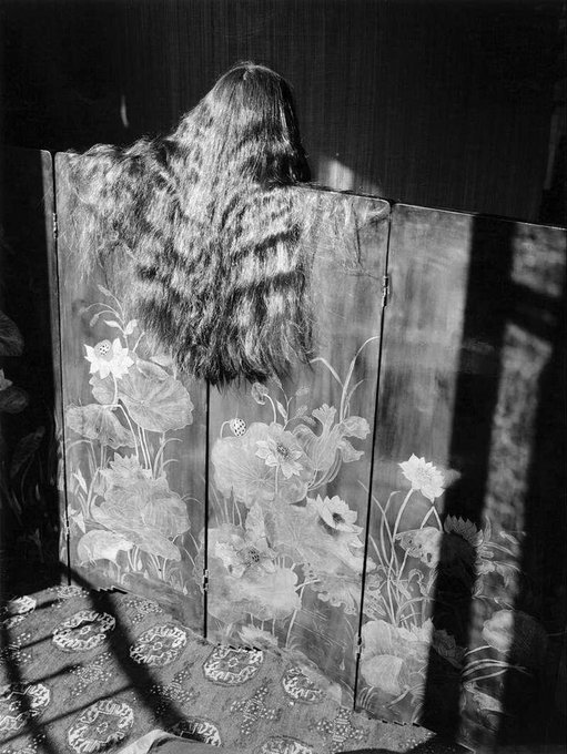 "Lo soñé impetuoso, formidable y ardiente;
hablaba el impreciso lenguaje del torrente;
era un mar desbordado de locura y de fuego,
rodando por la vida como un eterno riego".
"El amor" (fragmento), Delmira Agustini
📷Edouard Boubat