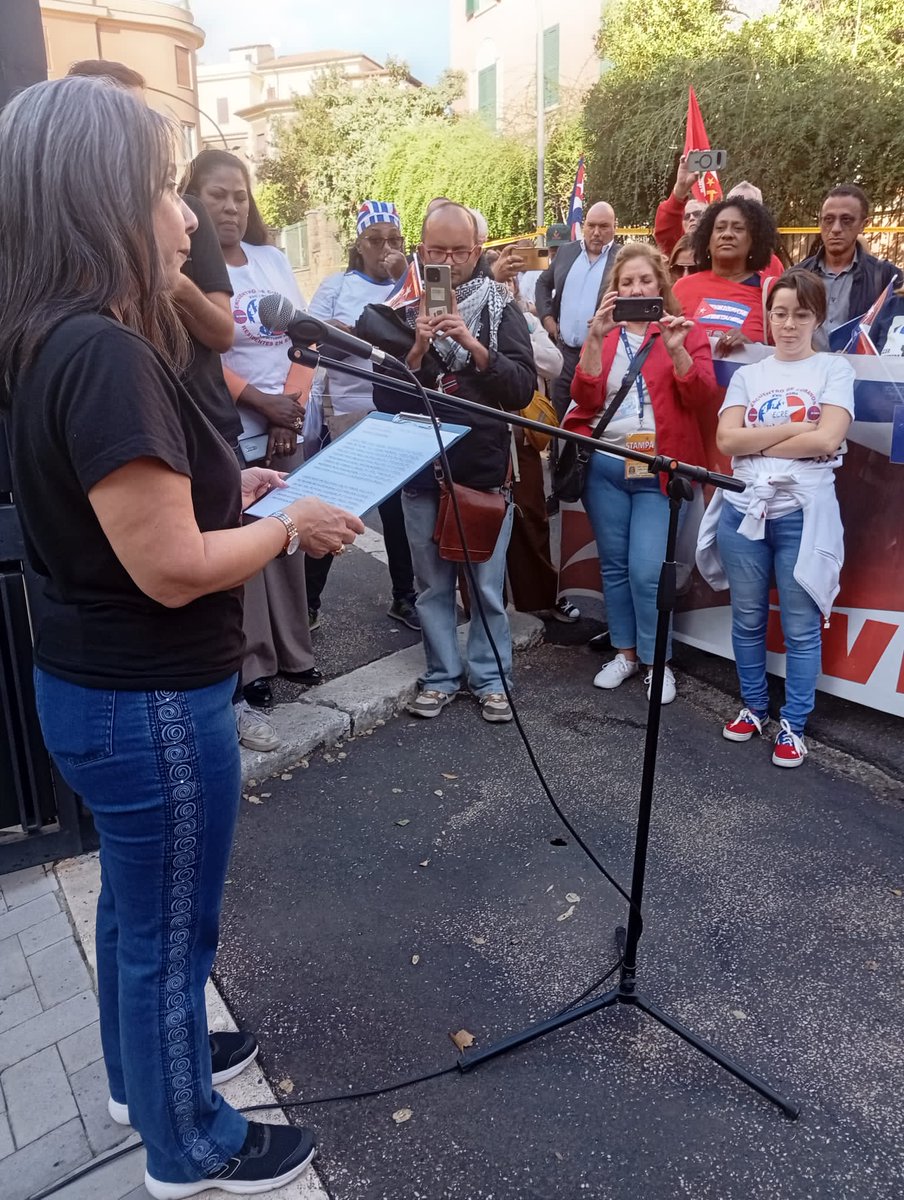 NacionyEmig's tweet photo. En palabras de bienvenida a los presentes, se exigió el respeto a la autodeterminación de nuestra patria🇨🇺 y de los países de América Latina y el Caribe✊.
Compatriotas ratificaron su respaldo al Gob. cubano y al Proyecto de Resolución que se presentará ante la ONU🌐.
#CubaNosUne https://t.co/8jWqGLs8oS