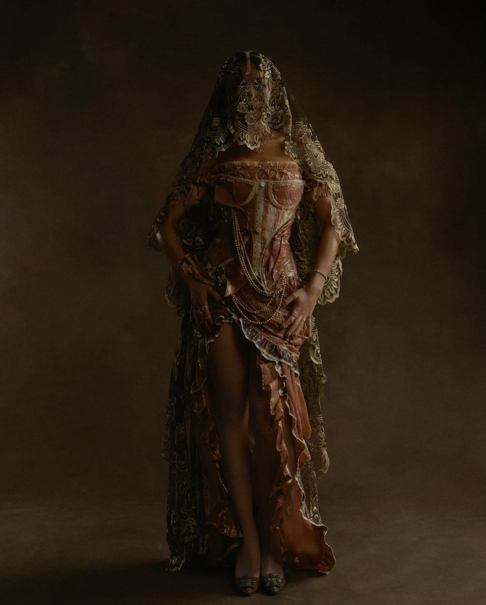 DANNA posando para Vogue, honrando el Día de Muertos y celebrando sus raíces mexicanas