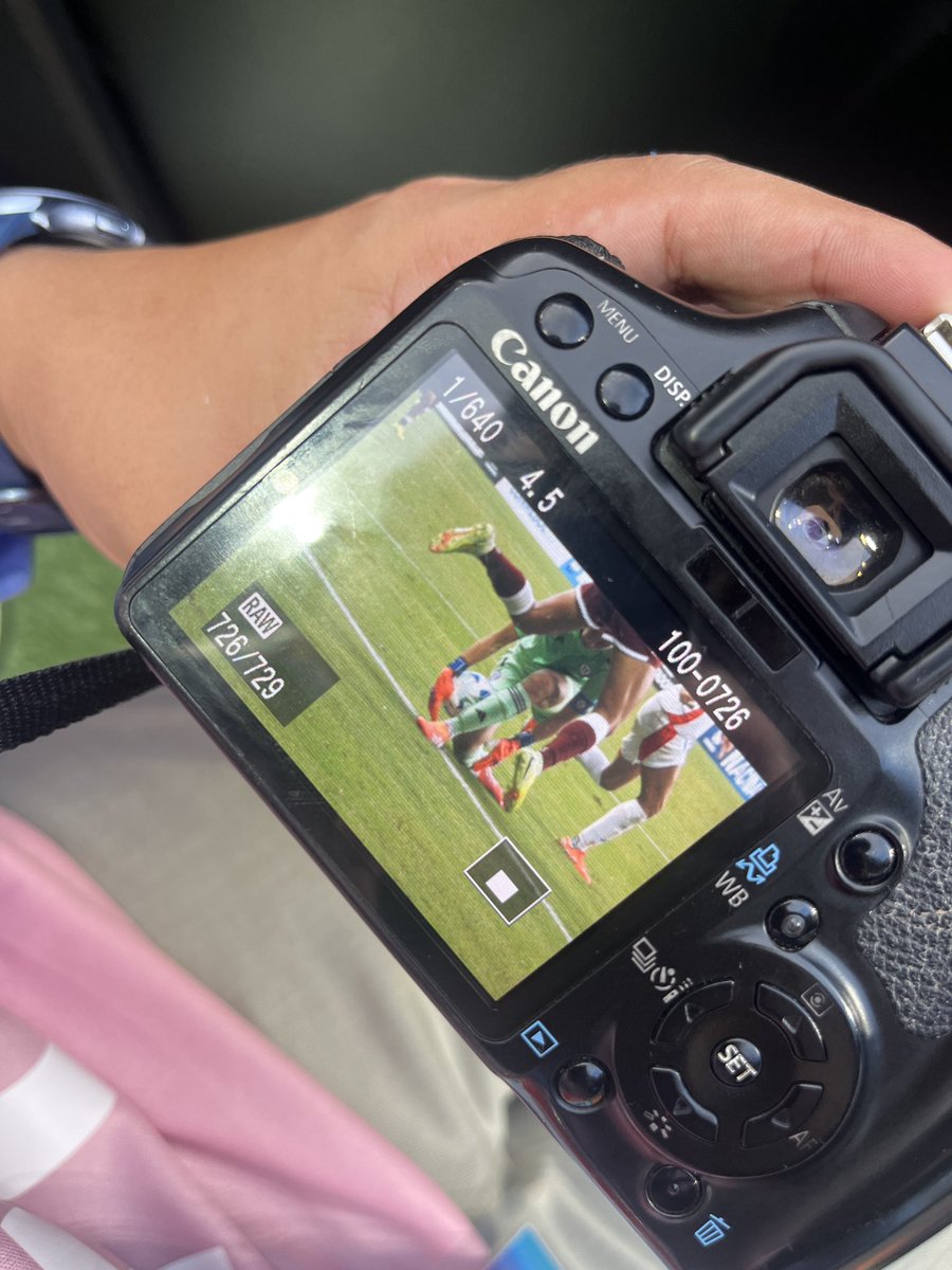 No se que se verá en las repes. Yo en foto me parece que Endler toca la pelota fuera para agarrarla. 👀