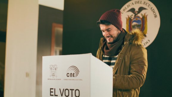 #URGENTE | El CNE recordó que está prohibido usar celulares o dispositivos electrónicos durante el voto. La medida busca proteger el secreto del sufragio y evitar fotografías de la papeleta. Las sanciones por incumplir van de USD 9.000 a 32.000 y pueden incluir la pérdida de