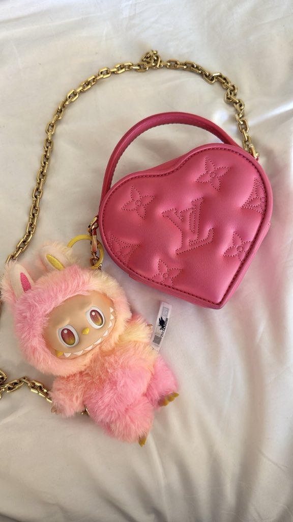 GM Vegas!✨

I have my Toxic pink accessories ready 😈💖 Who am I going see tonight at #ApeFest?!🙋🏼‍♀️