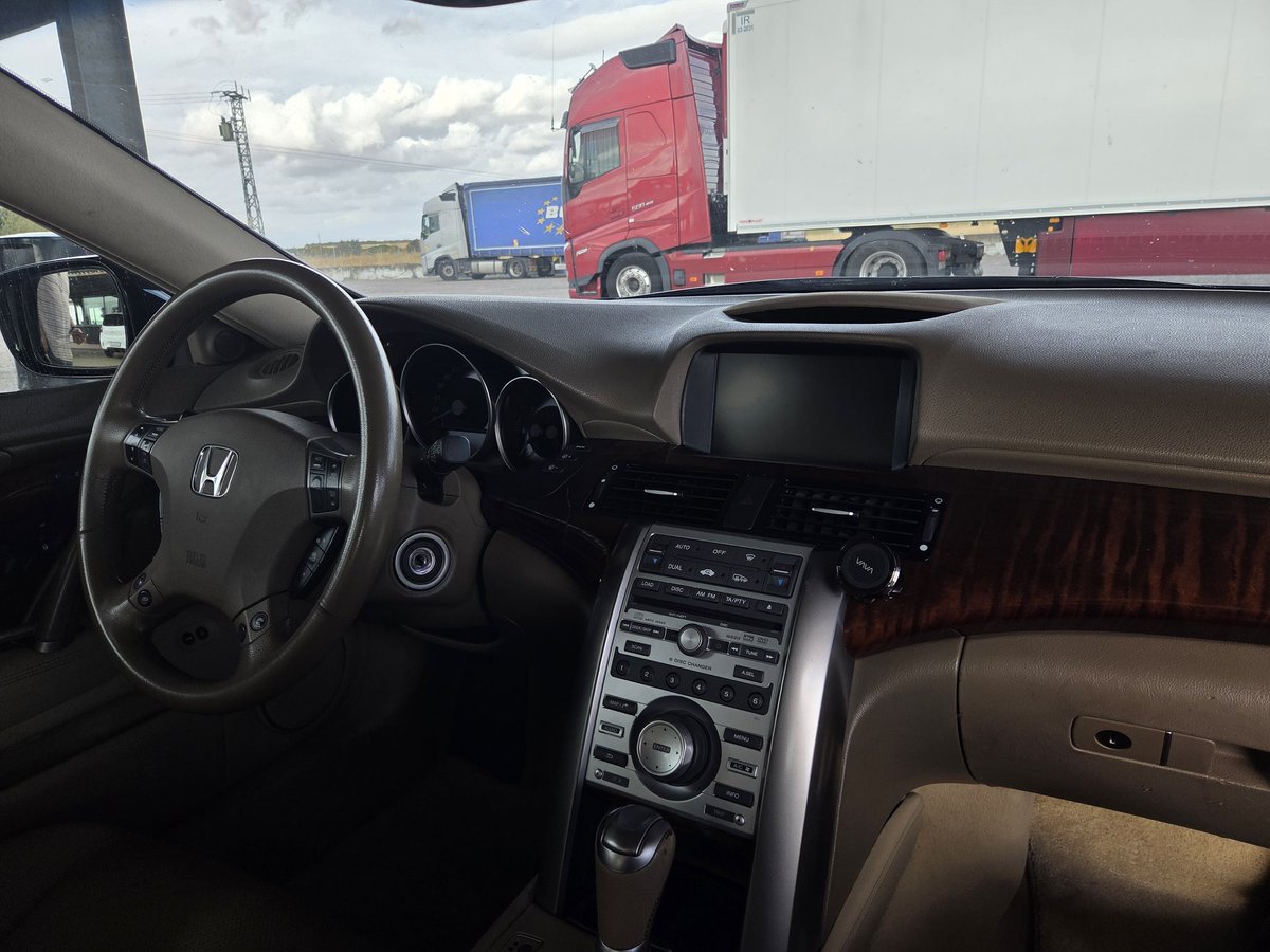 El interior del honda me tiene loco, los asientos, la pantalla, el color beige con la madera...todo tiene un nivel de calidad que me tiene enamorado