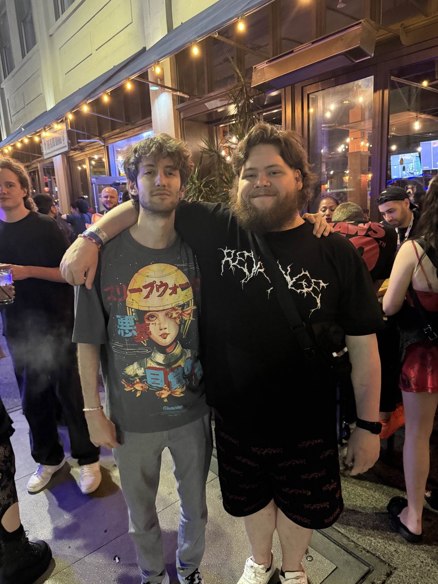 CapJam_'s tweet image. TwitchCon San Diego was a blast! It was nice to hang out with some NA homies 🙏🤍 PS. I'm sorry if we haven't taken pics, I'm so bad at this 😭