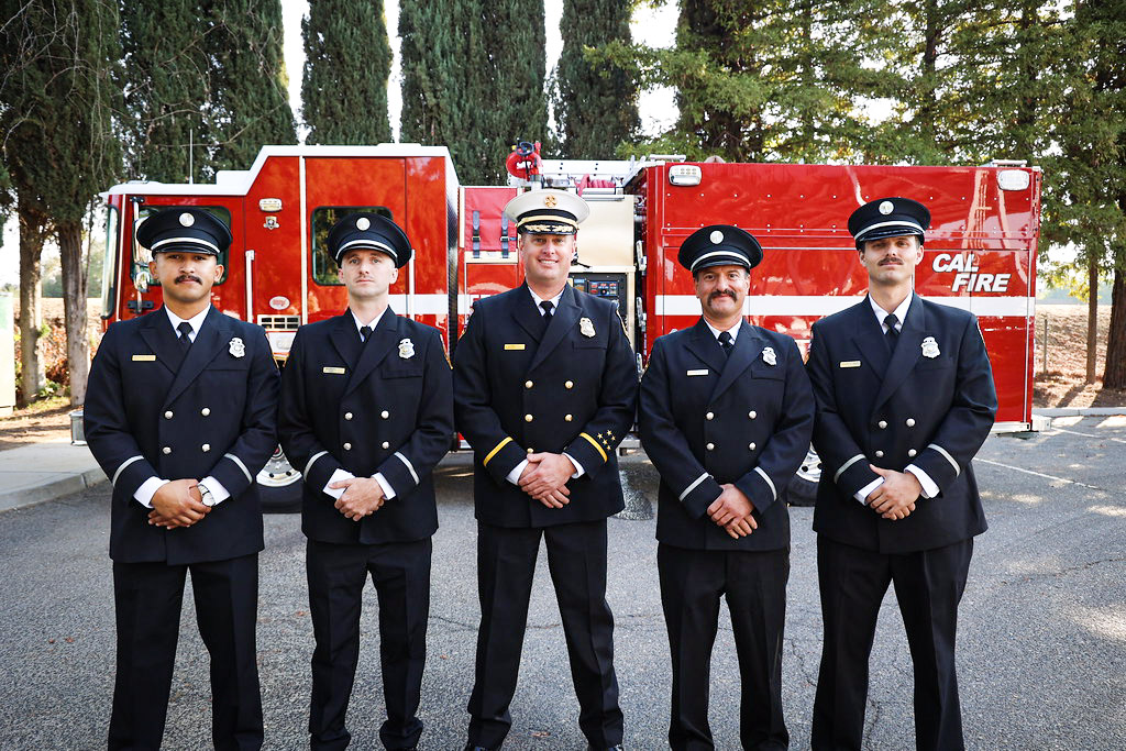Please join us in congratulating our newest Fire Apparatus Engineers! 🎉👏🙌

From left to right, black hats: Fernando Alejo Del Rio, Branden Dias, Daniel Nelson, and Harrison Wiley. 🔥🔥Pictured center: Unit and County Fire Chief Garrett Sjolund.

Welcome home!!! 🏠🏠