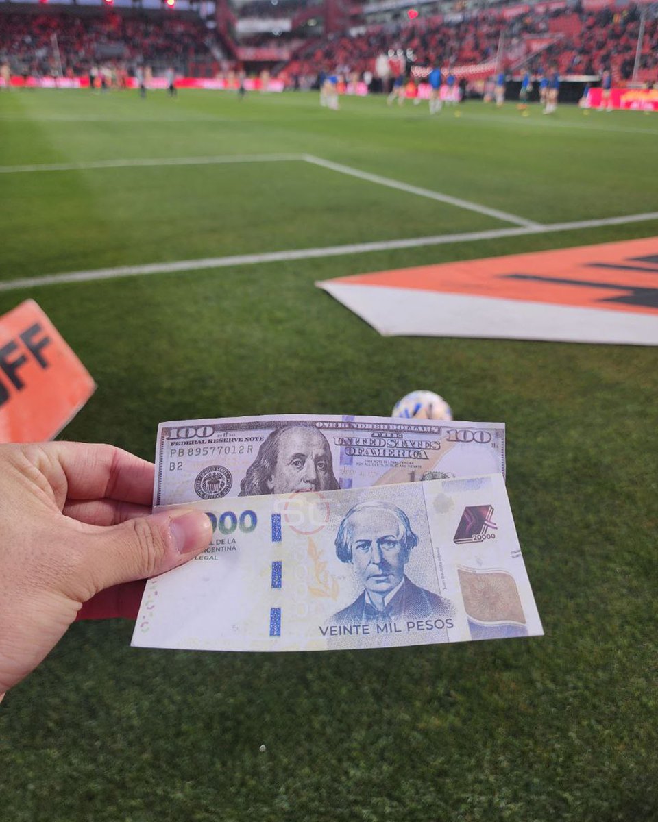 Los silbaron desde el calentamiento hasta el entretiempo (aunque se fueron ganando), tiraron comida de perro y billetes 

Lo admito PRIME de la hinchada