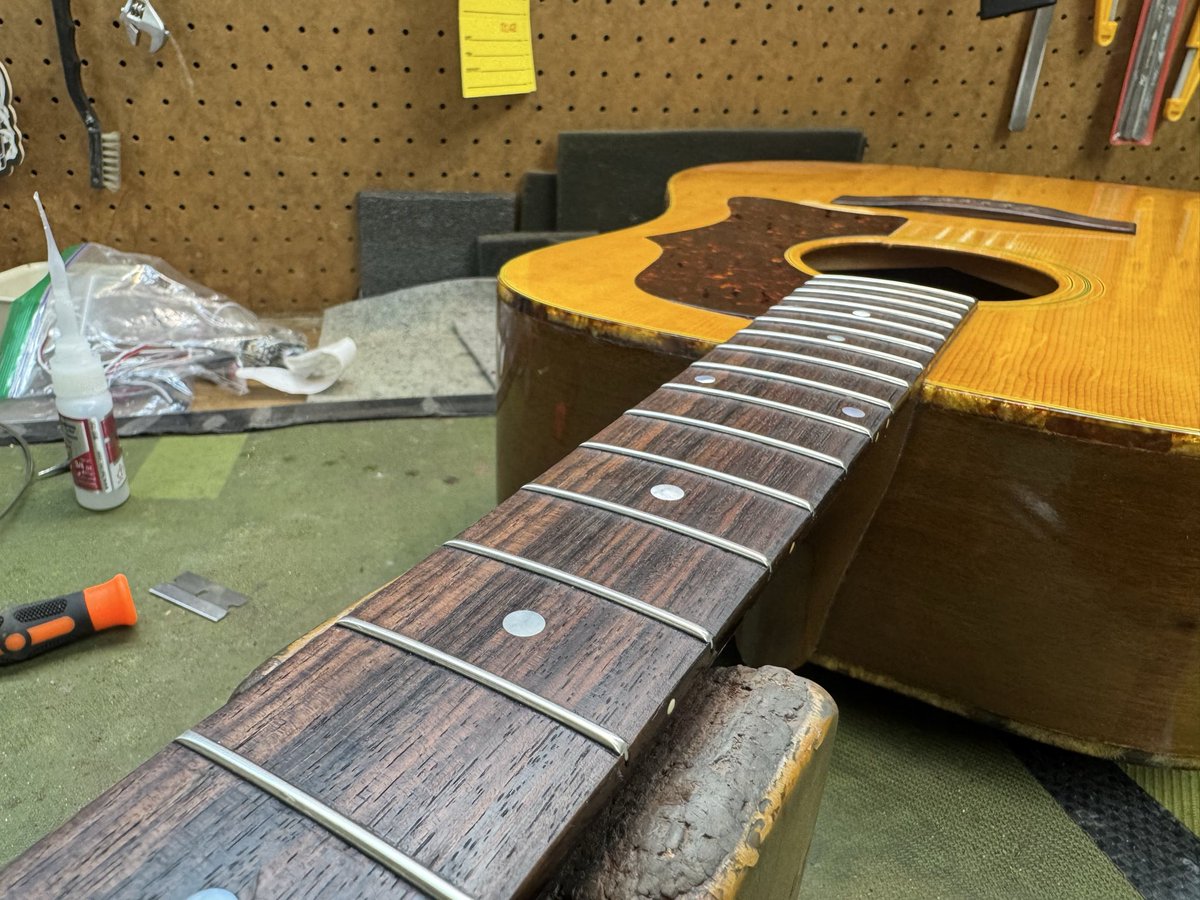 nyerepair's tweet photo. Vintage Gibson J-50 Deluxe Restoration
Before and after refret https://t.co/tZswqKLpCS