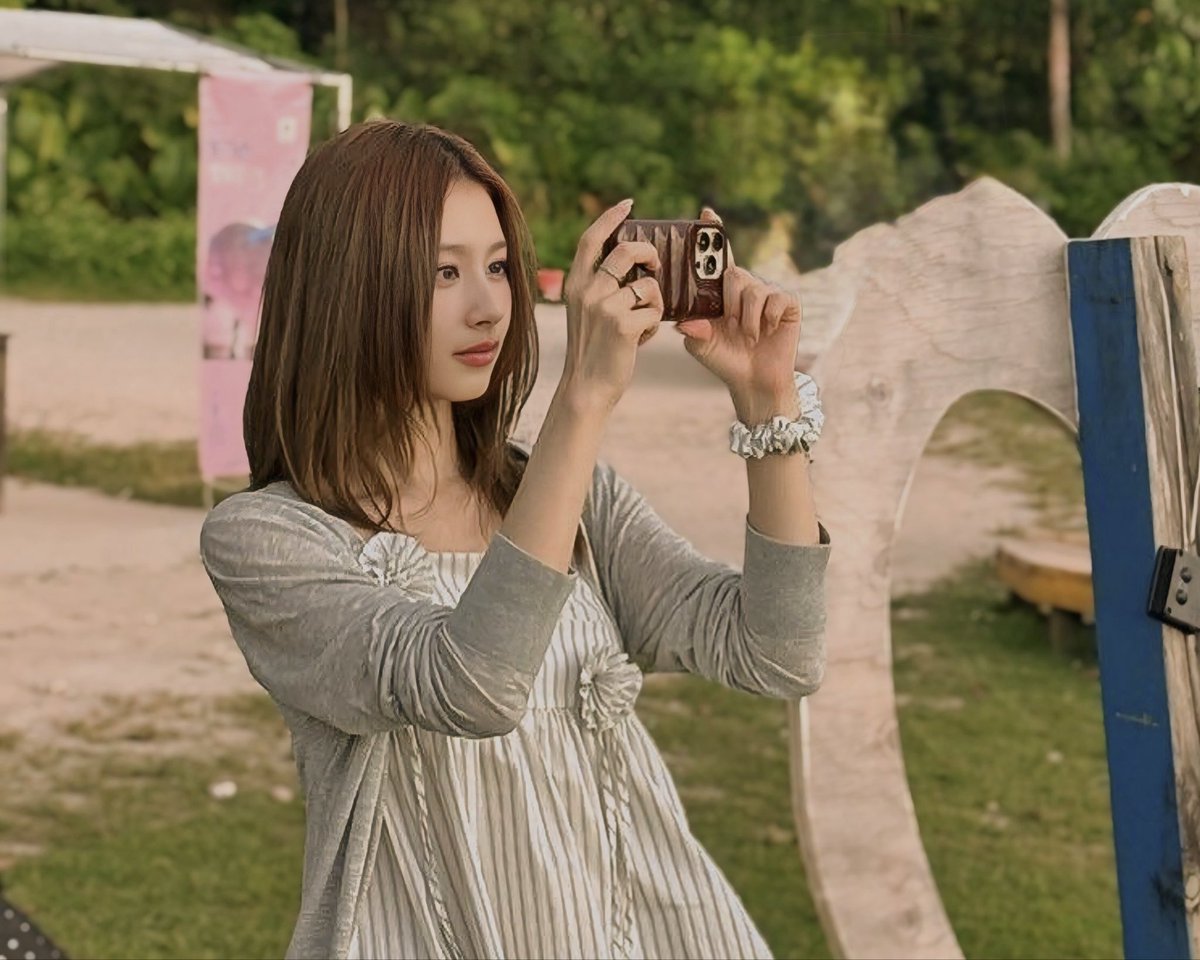 honwrittens's tweet image. ⠀⠀   ⠀   ⠀  ⠀ ⠀⠀
⠀⠀⠀   ⠀   ⠀  ⠀ ⠀⠀
⠀   ⠀You, through my eyes.  ─  @margeauxside

⠀      She’s out there admiring the world, 
         and I’m here admiring mine. 
     
ᅠᅠ