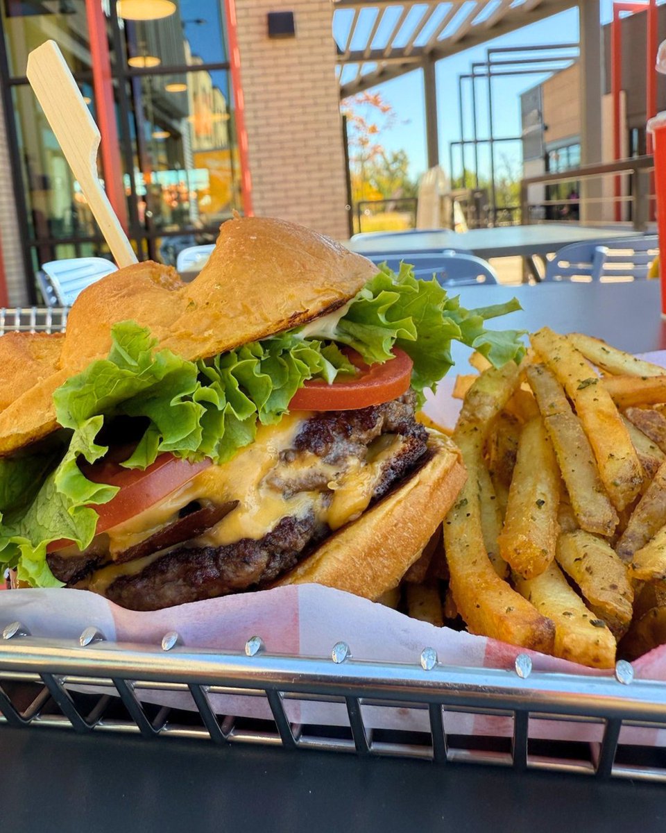 Weekend plans = this right here. 🙏🍔🍟