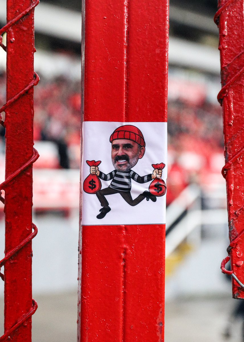Aparecen stickers en los alambrado

#Independiente