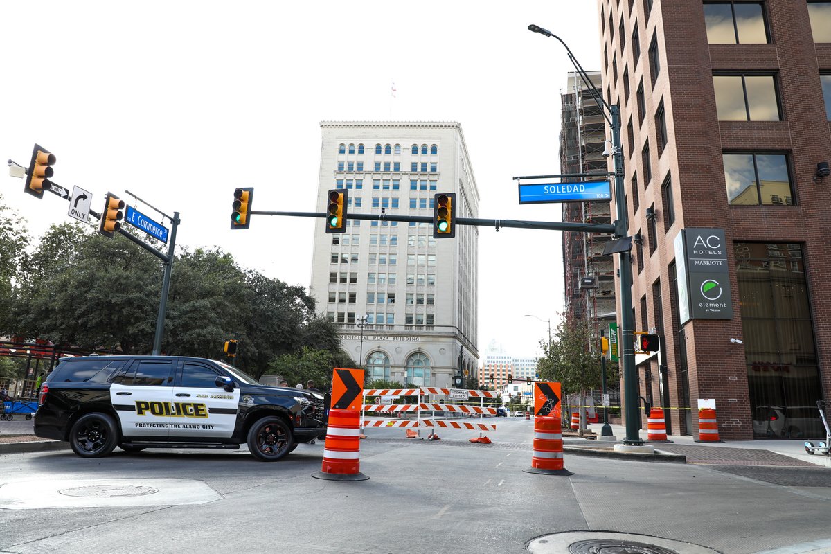 🚧 TRAFFIC ALERT 🚧 

Commerce Street is closed from Soledad to Flores due to an emergency street closure following a scaffolding issue at a construction site.
Please avoid the area and use alternate routes. 📢

Thank you for your patience and cooperation. 🙏

#TrafficAlert