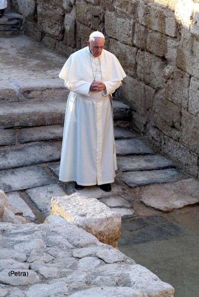 menavisualss's tweet image. 🇯🇴 Jordan's King Abdullah and Pope Francis visit Bethany Beyond the Jordan, the site on the Jordanian banks where many believe Jesus was baptized, on May 24, 2014.

King Abdullah was awarded the 2018 Templeton Prize for the country's interfaith work, becoming only the second