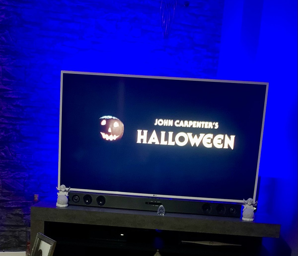 52stevenew's tweet photo. Now watching , have a fantastic weekend everyone 🎃🔪🩸🩸 https://t.co/uihwsr8jKZ