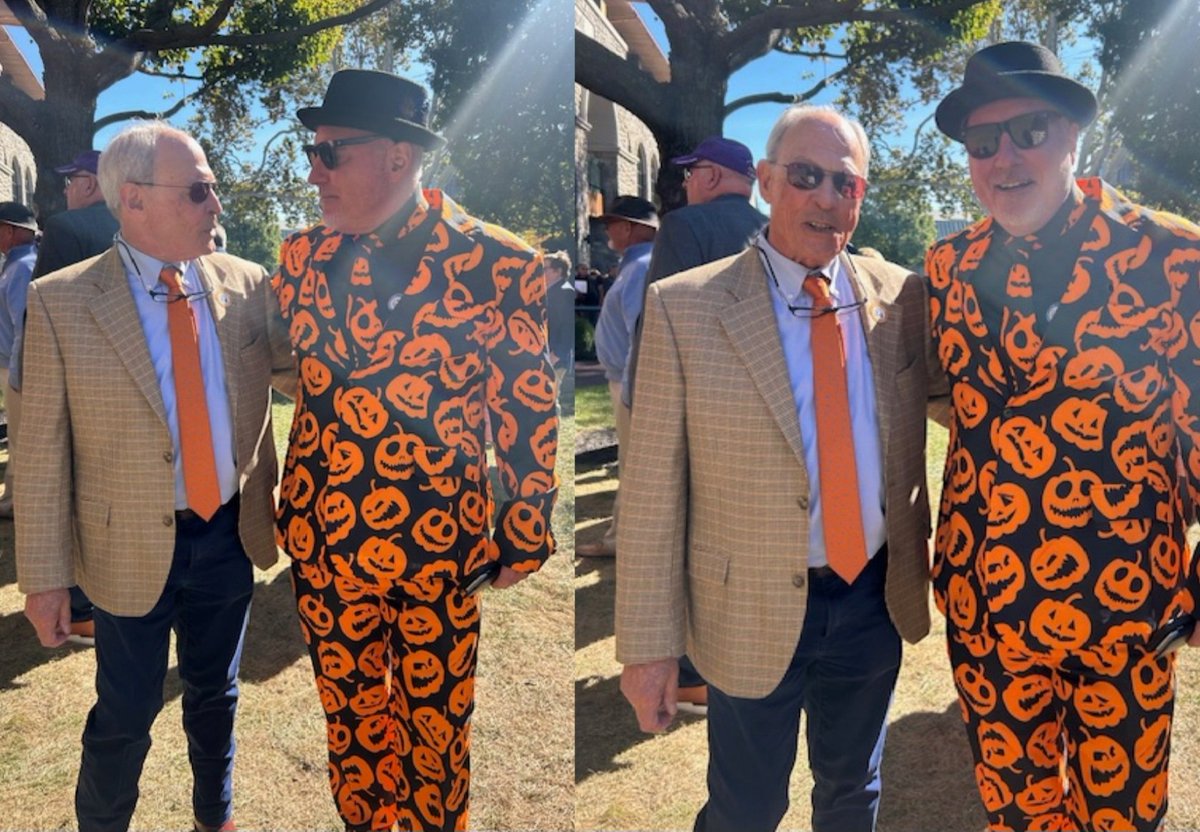kirkwoodequine's tweet image. Kip &amp;amp; the &quot;Pumpkin Man&quot; at the @keeneland new paddock today 🎃🏇😃 #fridayfun #lexingtonky
