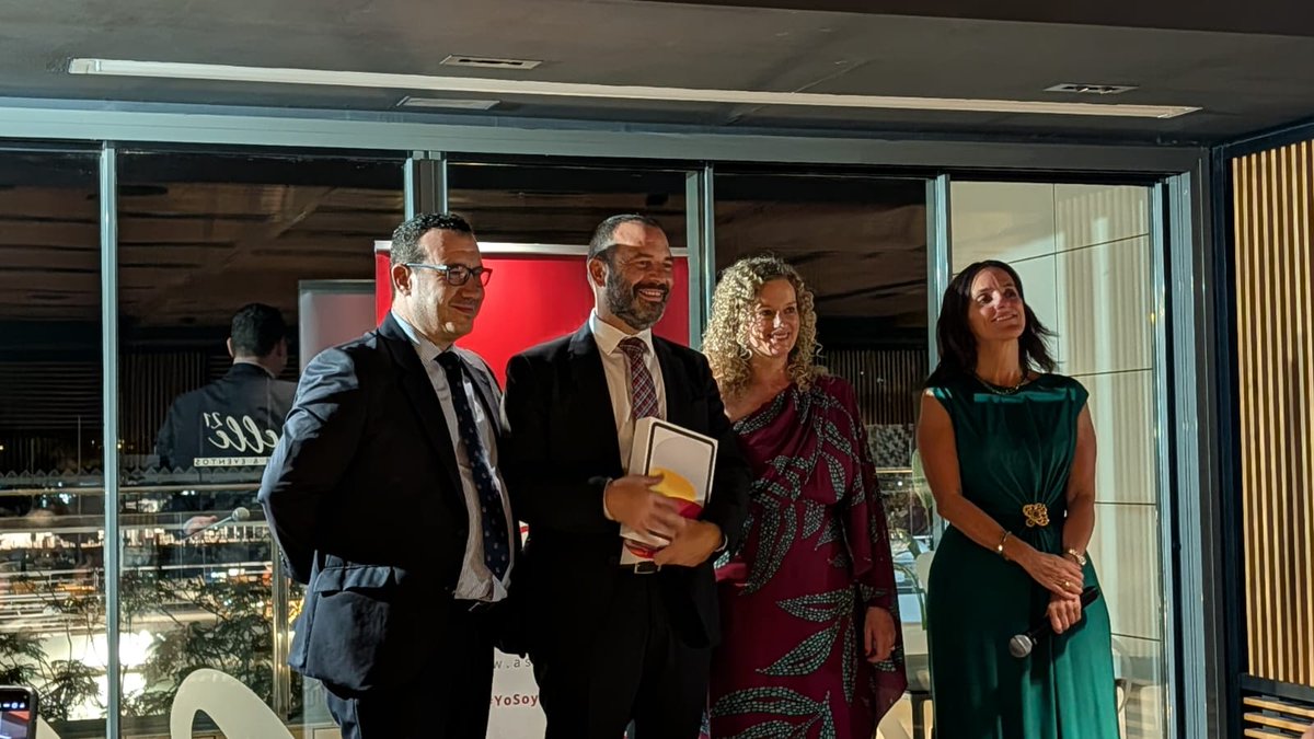 <a href="/ja_nietob/">José Antonio Nieto</a> <a href="/AndaluciaJunta/">Junta de Andalucía</a> <a href="/JusticiaJunta/">Consejería Justicia, Admón Local y Función Pública</a> <a href="/Carl_Sercla/">Consejo Andaluz de Relaciones Laborales</a> <a href="/jblasfernandez/">José Blas Fernández</a> <a href="/CACOGS/">Consejo Andaluz GS</a> <a href="/JuanMa_Moreno/">Juanma Moreno</a> <a href="/CintaVivancos/">Cinta Vivancos</a> <a href="/muelle21sevilla/">Muelle 21 Sevilla 🍸</a> 🔝 ¡Gracias <a href="/santander_es/">Santander España</a> por hacer posible uno de los momentos más especiales de la cena de gala de #Laborium2025!

José Manuel López Delgado ha sido la persona ganadora del iPad sorteado por #SantanderJusticia. ¡A disfrutarlo! 😉

#XXVCongresoASNALA