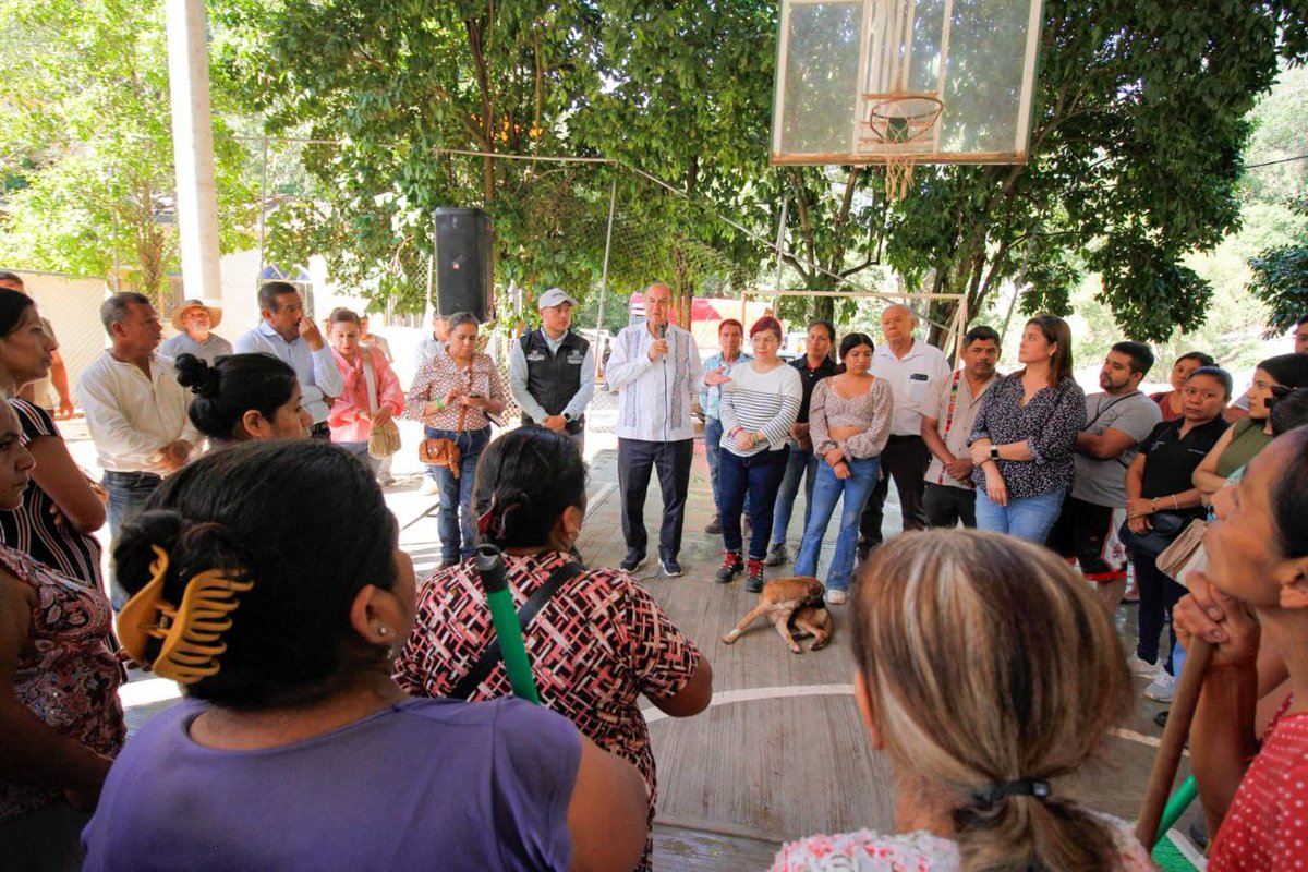 SEPHidalgo's tweet image. El secretario de Educación Pública de Hidalgo, @natycastrejonv, supervisó en Tepehuacán de Guerrero los trabajos de limpieza y rehabilitación en escuelas afectadas por las recientes lluvias, en coordinación con el IHE, el INHIFE, personal docente y madres y padres de familia.…