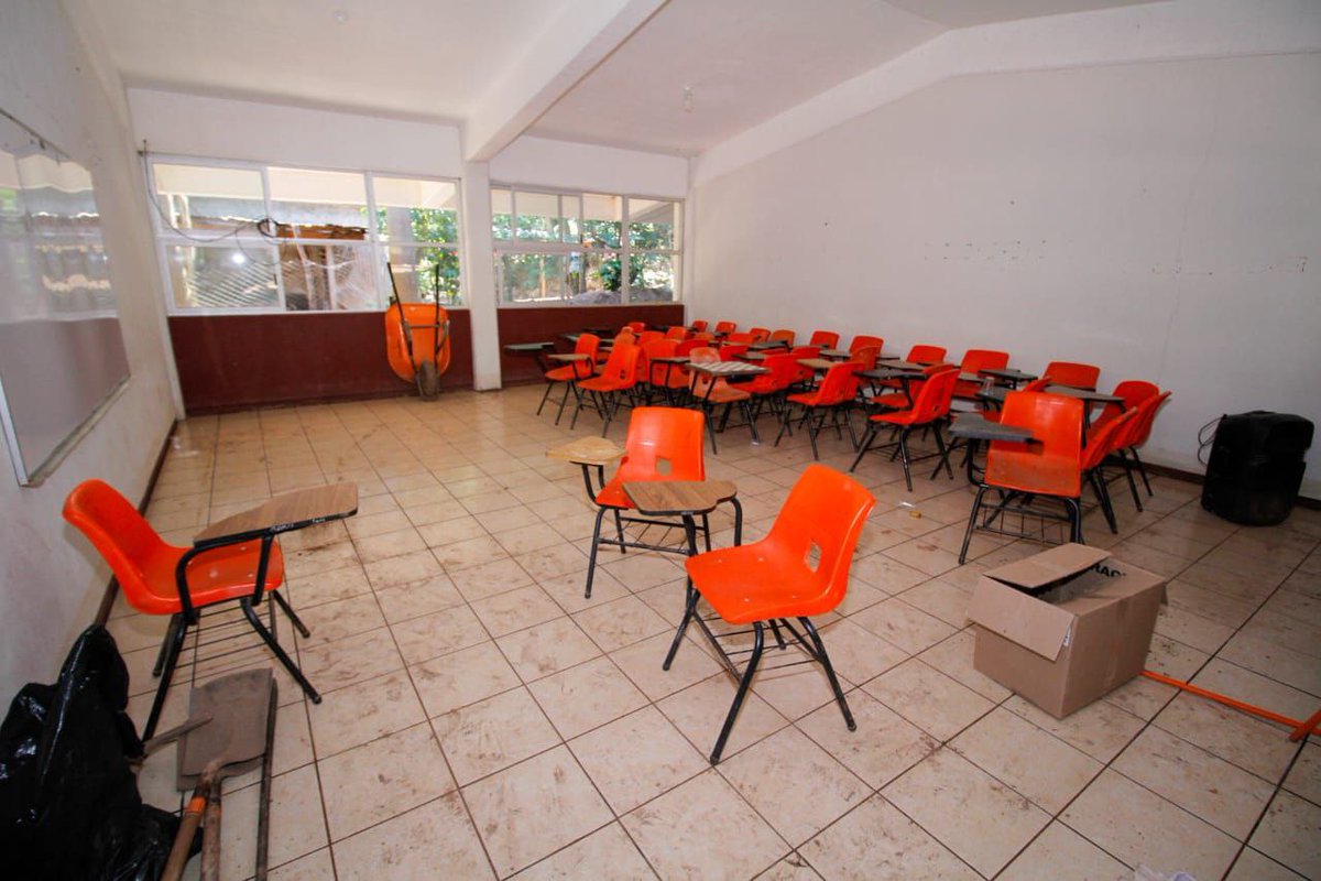 SEPHidalgo's tweet image. El secretario de Educación Pública de Hidalgo, @natycastrejonv, supervisó en Tepehuacán de Guerrero los trabajos de limpieza y rehabilitación en escuelas afectadas por las recientes lluvias, en coordinación con el IHE, el INHIFE, personal docente y madres y padres de familia.…