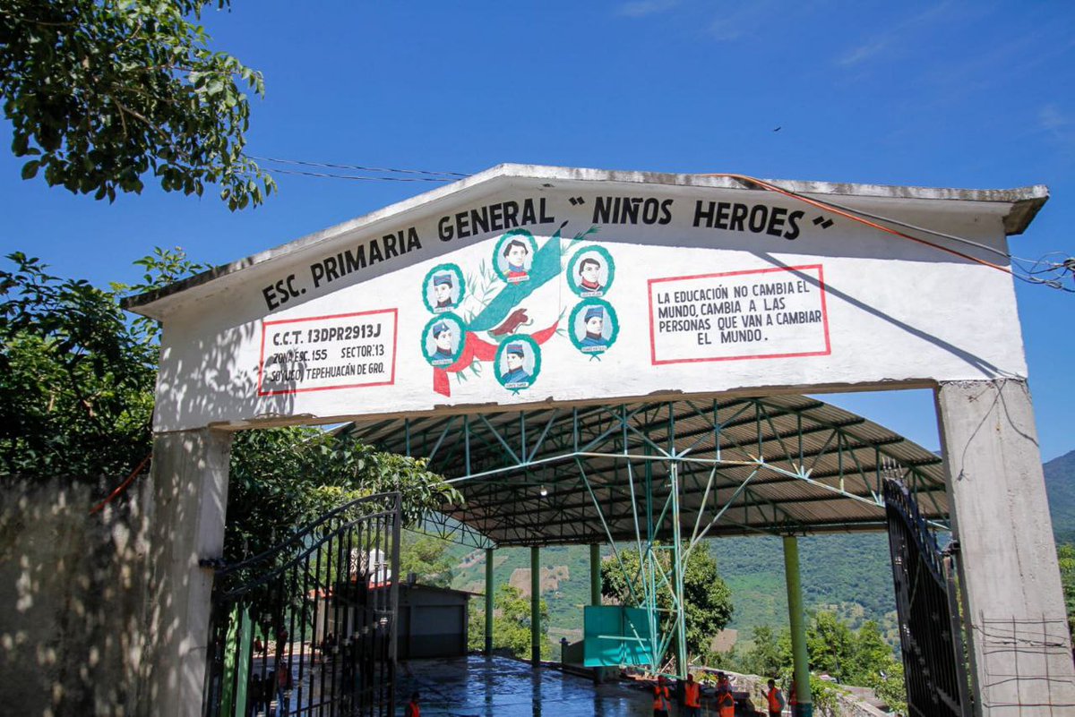 SEPHidalgo's tweet image. El secretario de Educación Pública de Hidalgo, @natycastrejonv, supervisó en Tepehuacán de Guerrero los trabajos de limpieza y rehabilitación en escuelas afectadas por las recientes lluvias, en coordinación con el IHE, el INHIFE, personal docente y madres y padres de familia.…