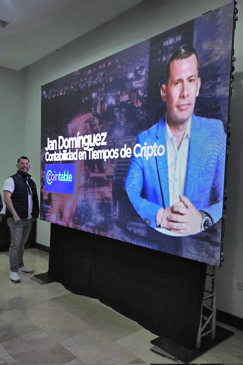 cointable_app's tweet image. Agradecidos con @soy_ecommerce por la invitación a participar en la primera Valencia Cripto Conference #VCC el pasado 11.10.25 junto a @SoyDanielP2P, @anibalcripto, Ivan Leon, Sergio Cordova y su organizador 👍🏻