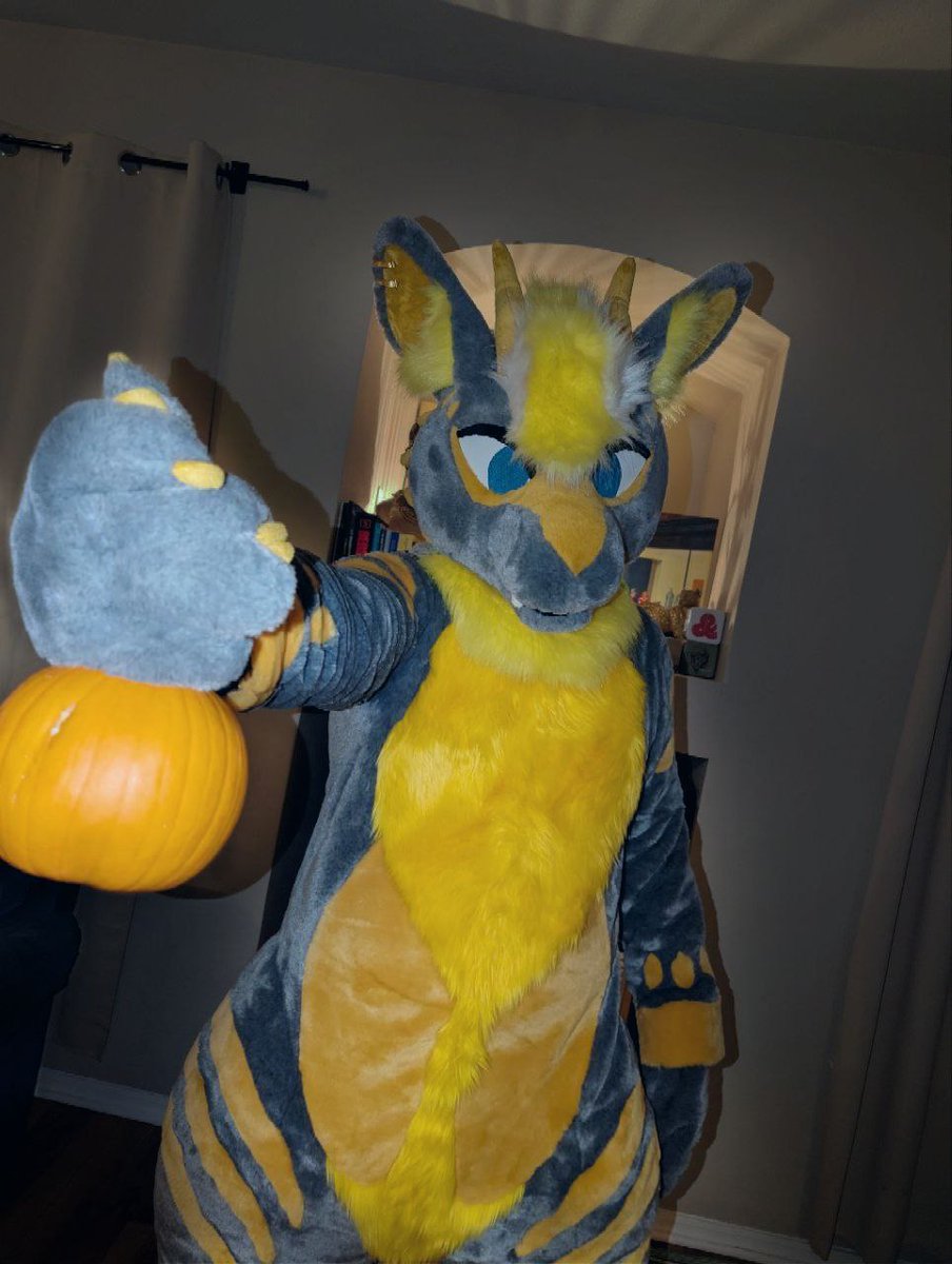 PkLowly's tweet image. A pukpin, for your troubles ☺️

#FursuitFriday