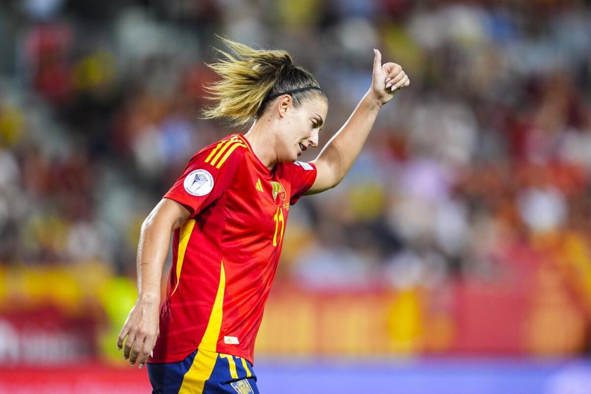 Portée par un doublé d'Alexia Putellas, l'Espagne a largement dominé la Suède à domicile (4-0) en demi-finales aller de la Ligue des nations. Un premier succès depuis la finale de l'Euro perdue contre l'Angleterre, qui les rapproche de la finale. l.lequipe.fr/5zr