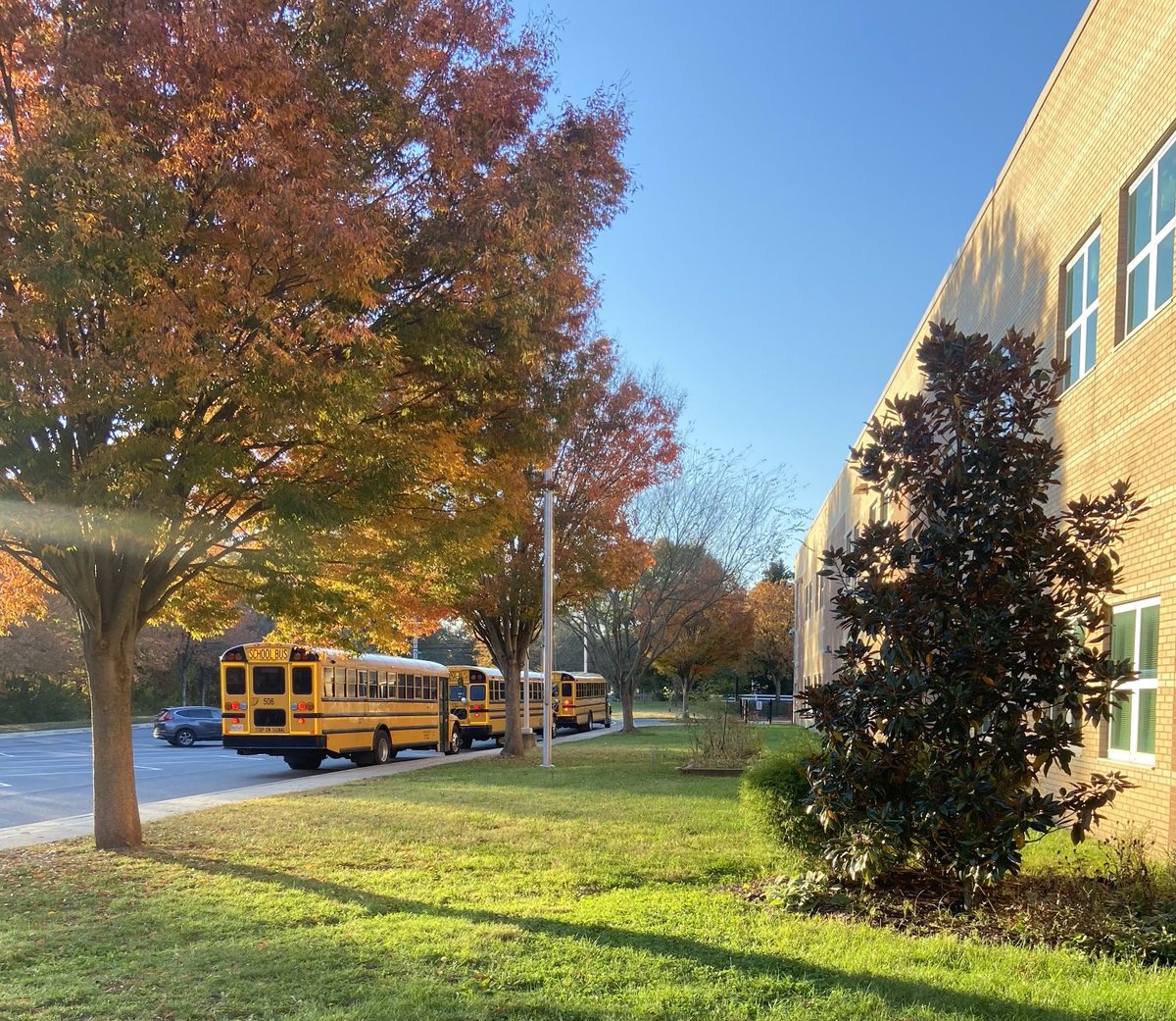 Beautiful day for a field trip! 🦈 Thanks to our 2nd grade chaperones who supported our trip to the aquarium. 🐟🪼