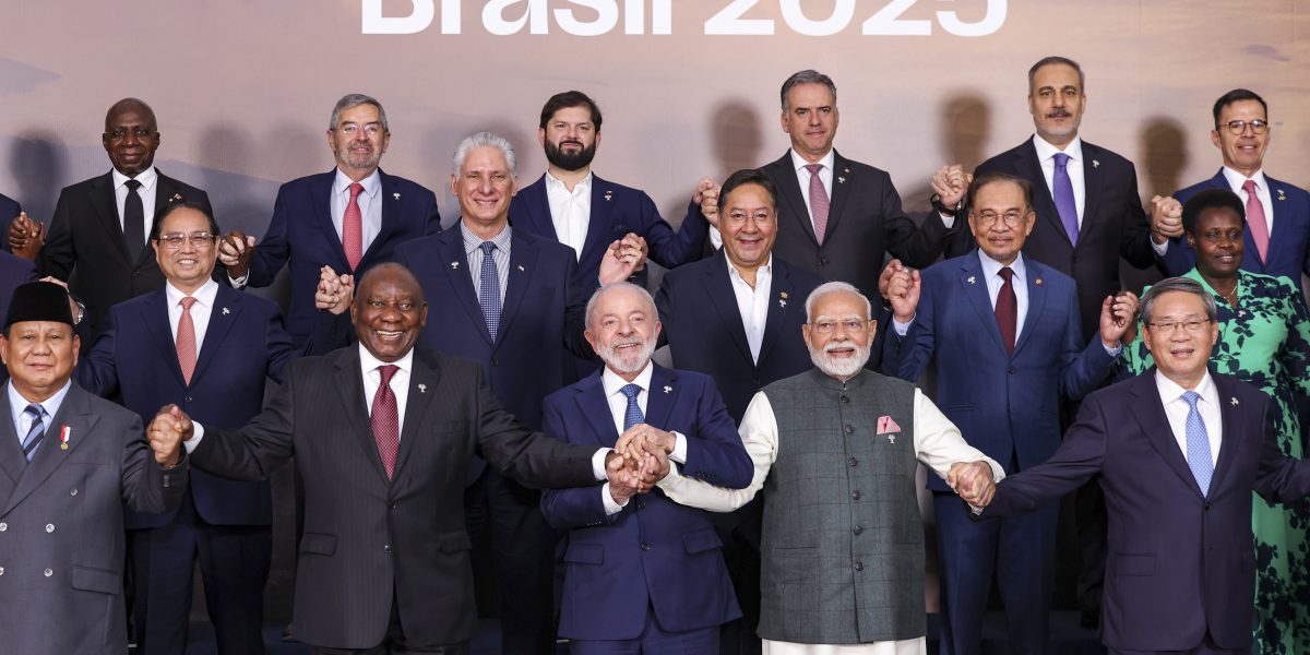 jorgeheinel's tweet photo. Is #India torn between a rising #South and a fractured #West? Is #ActiveNonAlignment the way forward for the land of Gandhi? My piece in @thewire_in . @QuincyInst @globalsarang @AmitavAcharya @politybooks @svaradarajan @janaisatm #BRICS
https://t.co/S98yDJAt7Q https://t.co/fKYM19ldVI