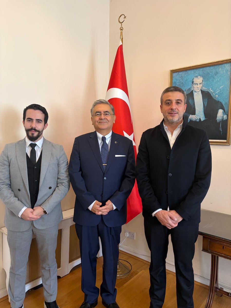 Tanınmış tatlıcı Hafız Mustafa 1864’ün Londra Şubesi yöneticileri Başkonsolosluğumuza nezaket ziyaretinde bulundular.