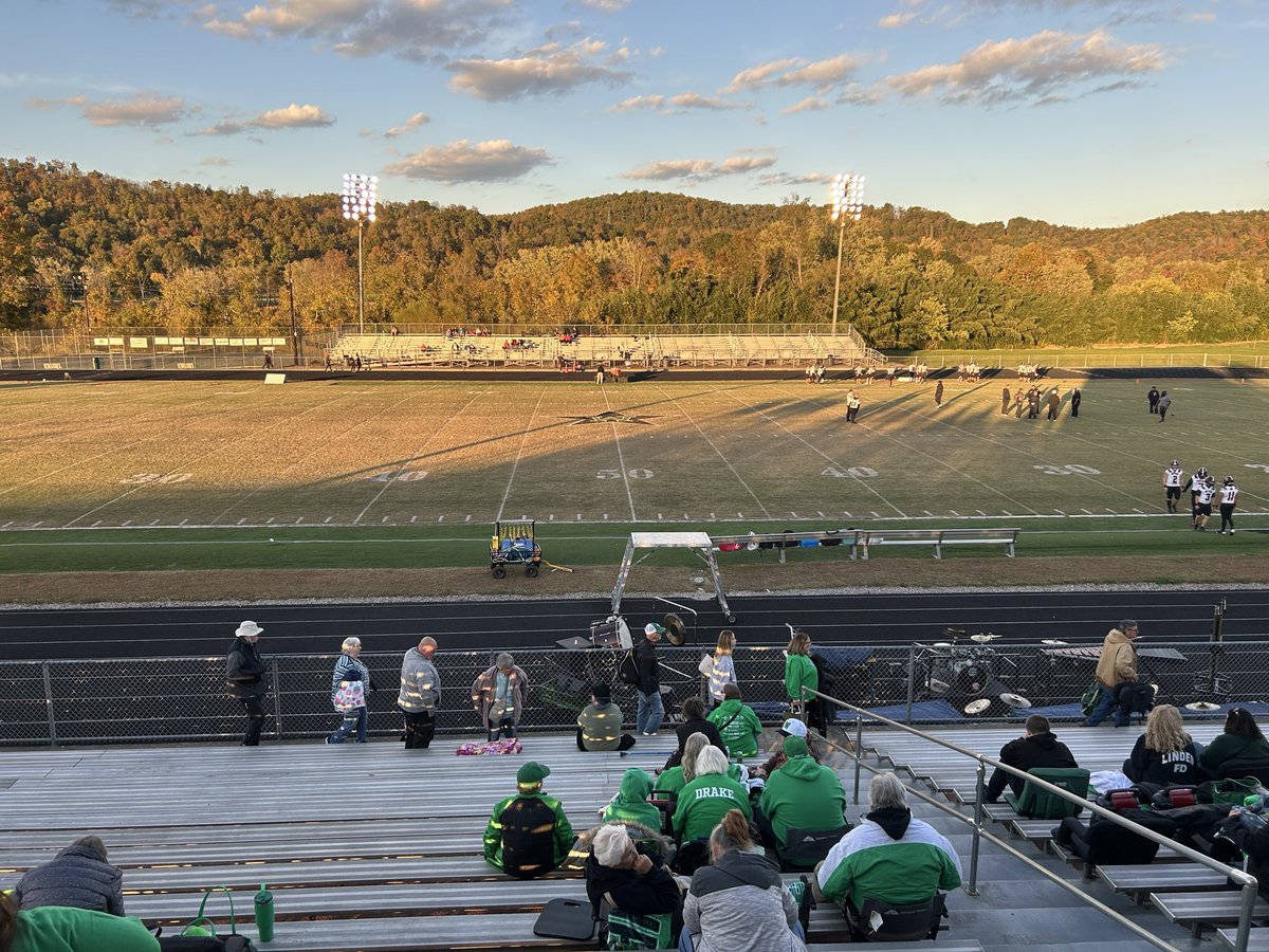 WVOutdoors's tweet photo. Back to the future.  My longtime broadcast partner Greg White has been pulled from the mothballs to join me for @winfieldhsfb vs @NitroFootball on @580WCHS #hsprep @MetroNewsSports https://t.co/9afjvq5yNr