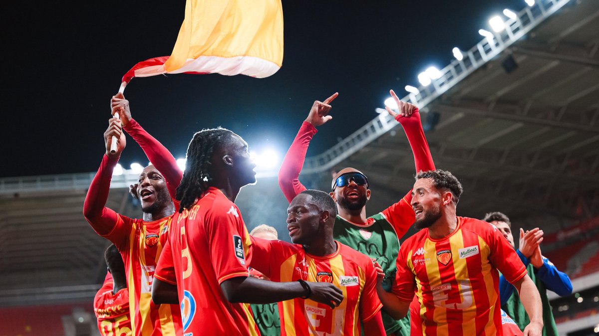 LEMANSFC's tweet photo. Dring-dring, c’est Le Mans 𝘛𝘪𝘮𝘦 ⏰❤️💛 https://t.co/hbcu4OcaRr