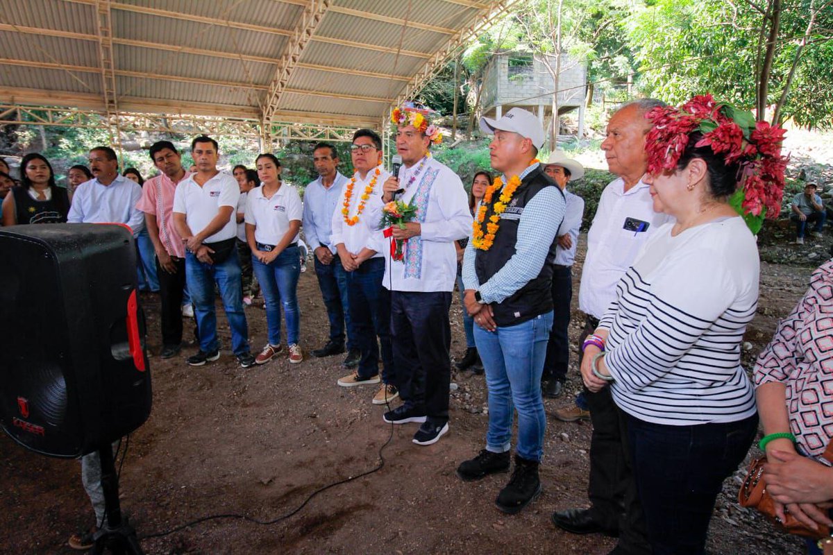 SEPHidalgo's tweet image. El secretario de Educación, @natycastrejonv, realizó un recorrido en #Tepehuacán por las escuelas Niños Héroes, y el Telebachillerato Comunitario, las cuales resultaron afectadas por las recientes lluvias. Gracias al esfuerzo coordinado de docentes, madres y padres de familia,…