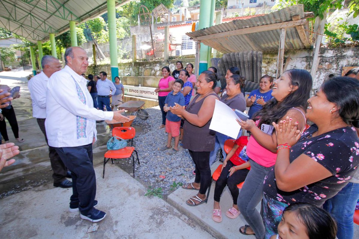 SEPHidalgo's tweet image. El secretario de Educación, @natycastrejonv, realizó un recorrido en #Tepehuacán por las escuelas Niños Héroes, y el Telebachillerato Comunitario, las cuales resultaron afectadas por las recientes lluvias. Gracias al esfuerzo coordinado de docentes, madres y padres de familia,…