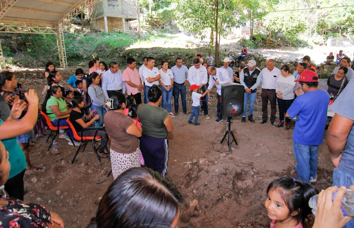 SEPHidalgo's tweet image. El secretario de Educación, @natycastrejonv, realizó un recorrido en #Tepehuacán por las escuelas Niños Héroes, y el Telebachillerato Comunitario, las cuales resultaron afectadas por las recientes lluvias. Gracias al esfuerzo coordinado de docentes, madres y padres de familia,…